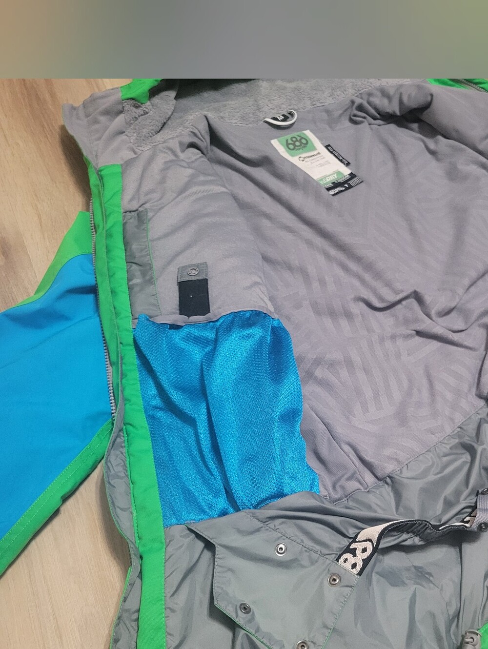 686 Waterproof Snowboarding Jacket - Picture 7 of 12